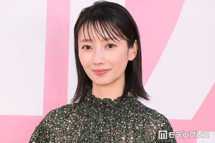 波瑠、幼少期ショットが「既に完成されてる」「透明感すごい」と話題 33歳バースデー迎え公開