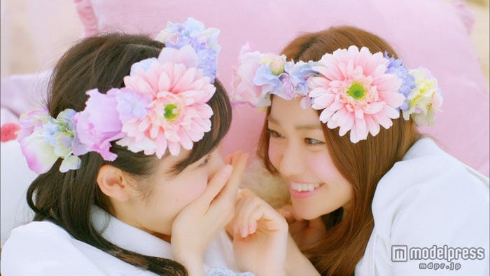 31stシングル「さよならクロール」のMVより、“姉妹”をテーマにしたシーン(左:渡辺麻友、右:大島優子)