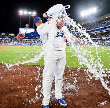 ドジャース サヨナラの儀式が新旧交代？歓喜のマンシーに水をぶっかけたのは 終了後にはさわやか握手 ワトソンさんも鮮やかな身のこなし