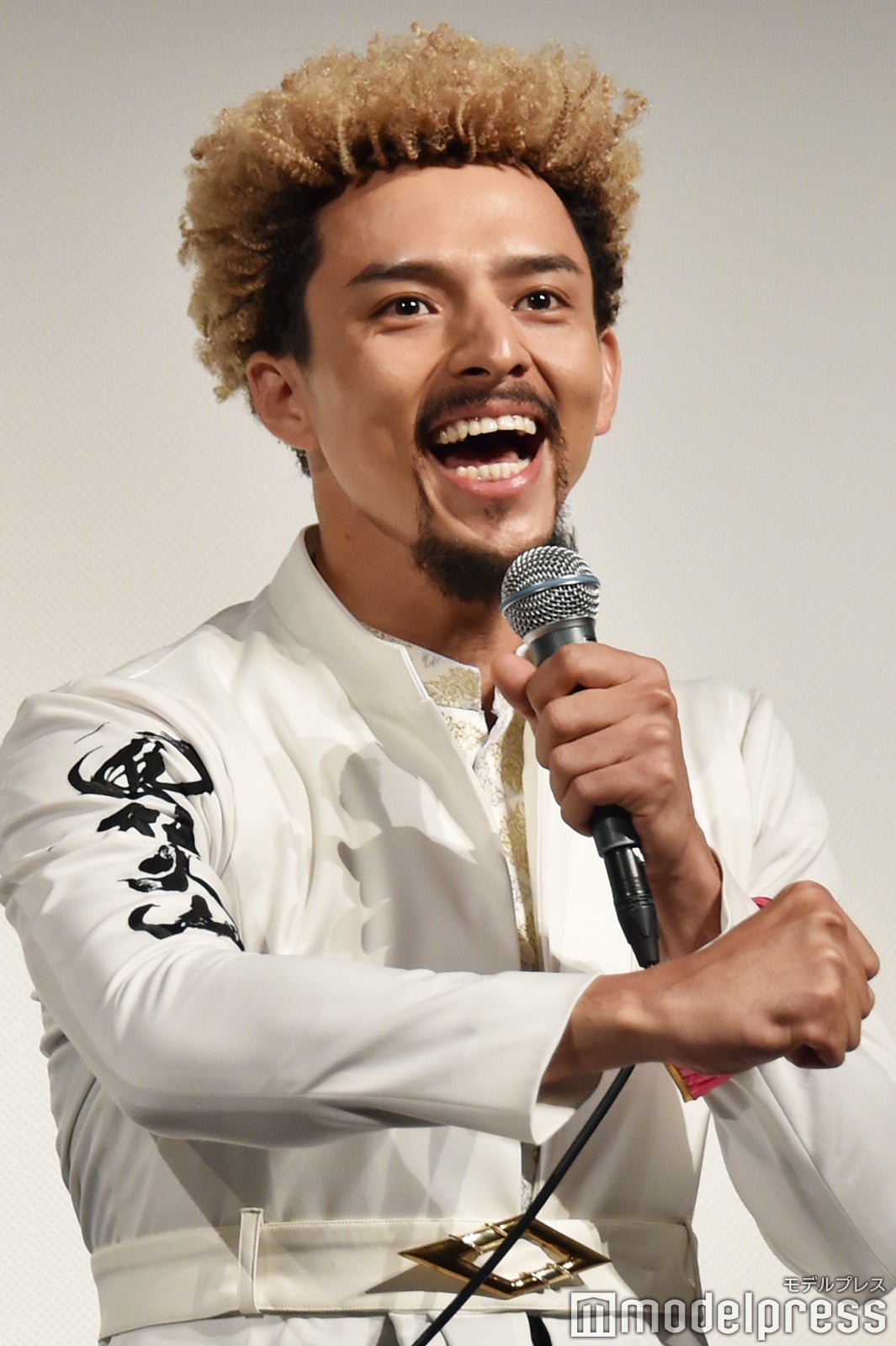 満島真之介「パワー！！！」（C）モデルプレス