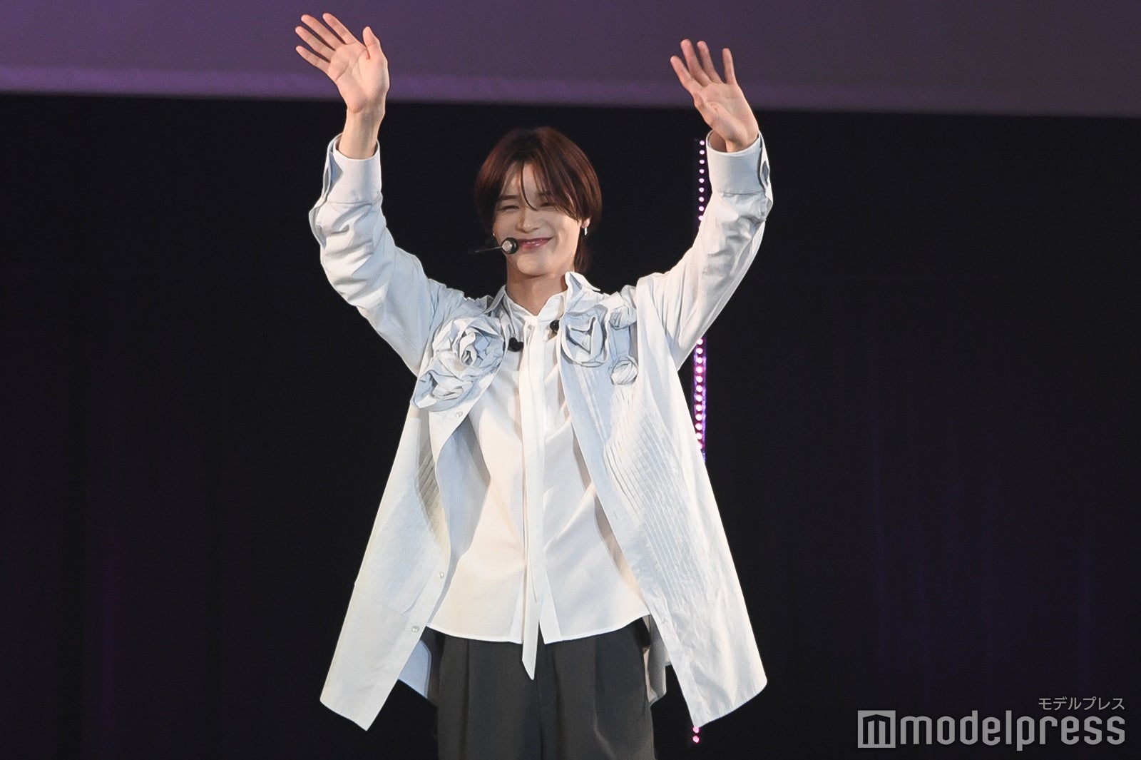 満面の笑みで手を振るK（C）モデルプレス