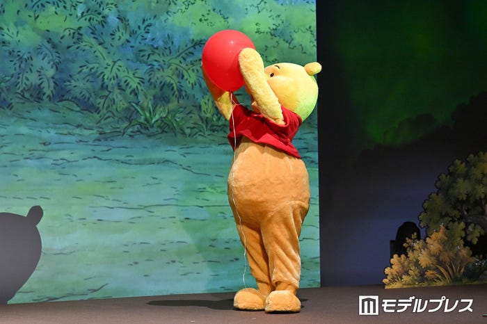 風船を掴んだプー(C)モデルプレス
