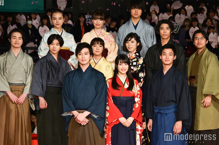 (後列)清原果耶、優希美青、佐野勇斗(中列)森永悠希、矢本悠馬、上白石萌音、松岡茉優、賀来賢人、小泉徳広監督(前列)新田真剣佑、広瀬すず、野村周平(C)モデルプレス