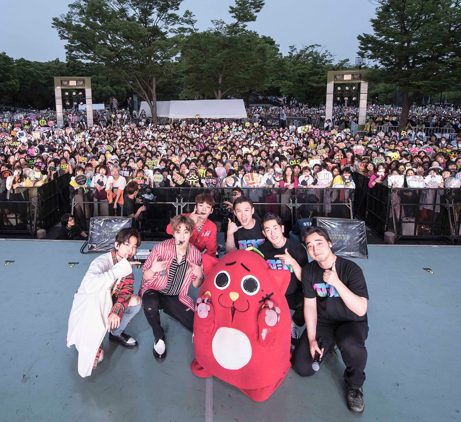 EXO-CBX代々木公園に1万人 まさかの“ジャンポケ謝罪会見”で開幕