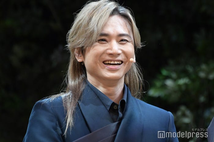 上白石萌音に指摘され笑顔を見せる堂本光一(C)モデルプレス