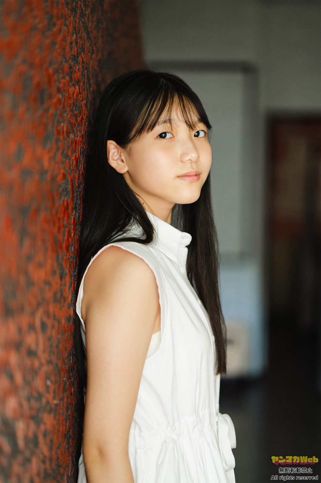 STU48諸葛望愛、ノースリーブで透明素肌際立つ