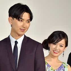 松田翔太 スーツ 黒縁メガネのニュースキャスター姿で 優しく注意 モデルプレス