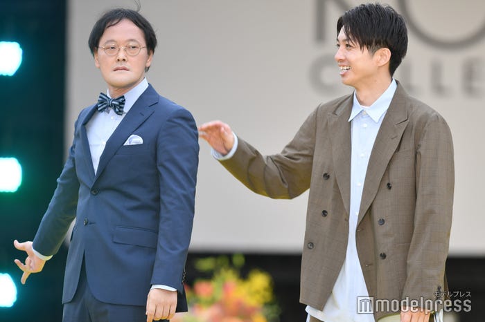 投げキッスをするアインシュタイン稲田直樹、ツッコミを入れる河井ゆずる(C)モデルプレス