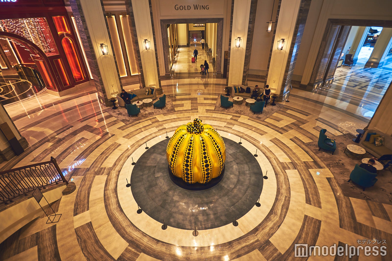 草間彌生作のカボチャのオブジェもお出迎え（C）モデルプレス