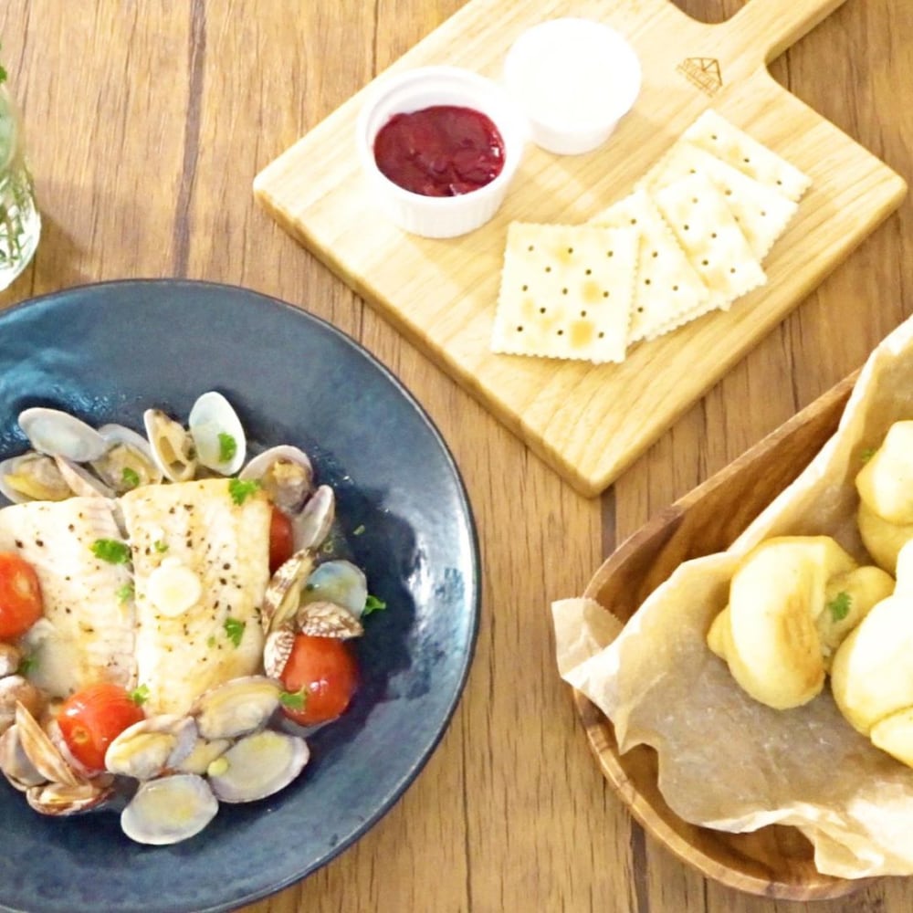 GreenBelleオーガニッククランベリーとクラッカーと貝料理