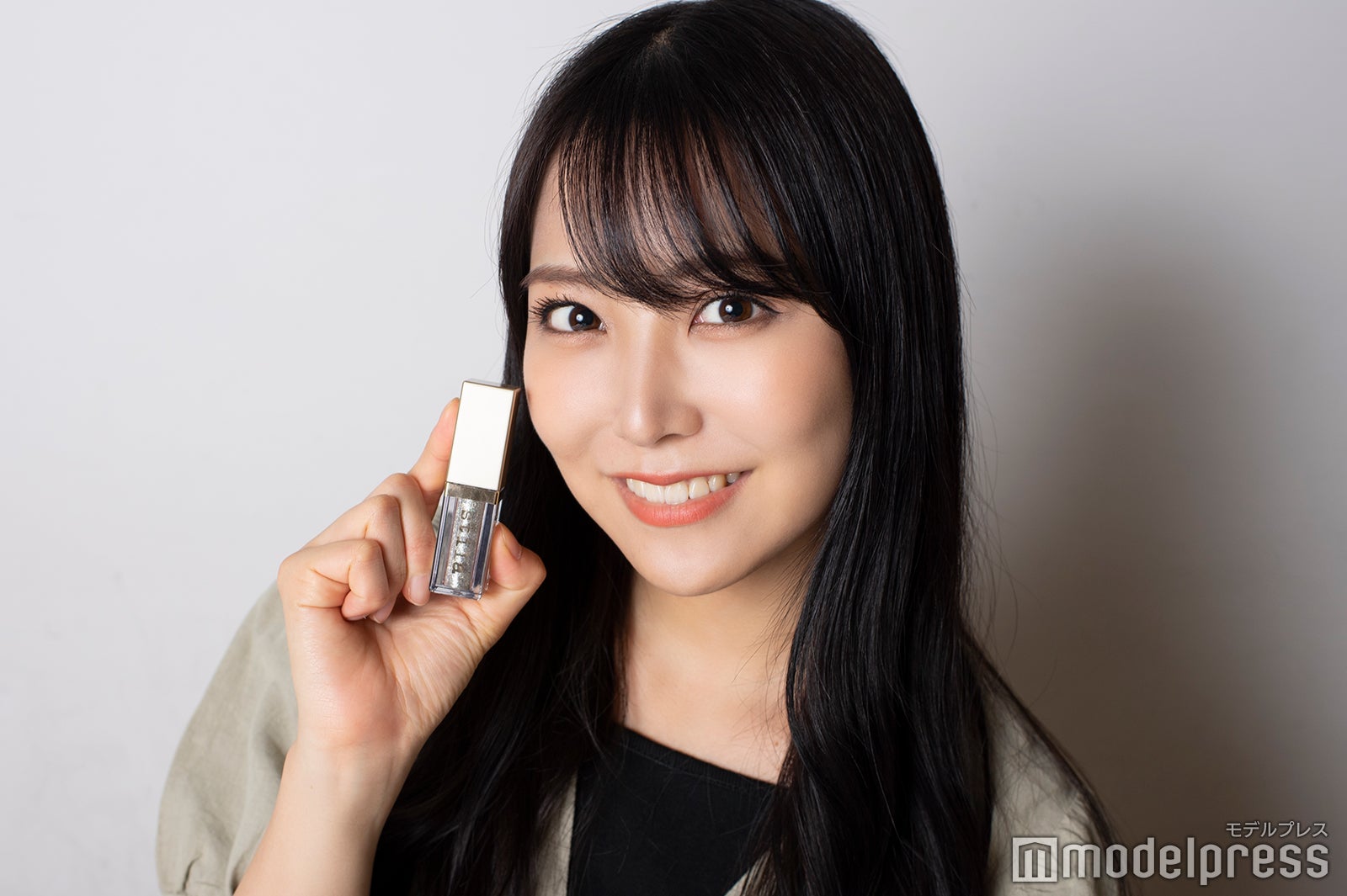 新曲撮影にも使用したというグリッター（C）モデルプレス