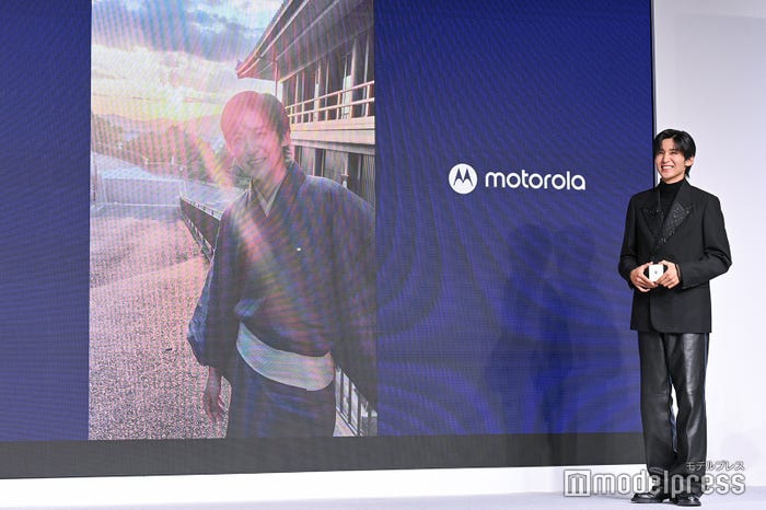 渡辺翔太撮影のお気に入り写真を見せる目黒蓮(C)モデルプレス