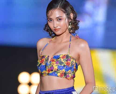 “驚異の10頭身”香川沙耶、大胆肌見せ 美ボディで圧倒<関コレ2018S/S>