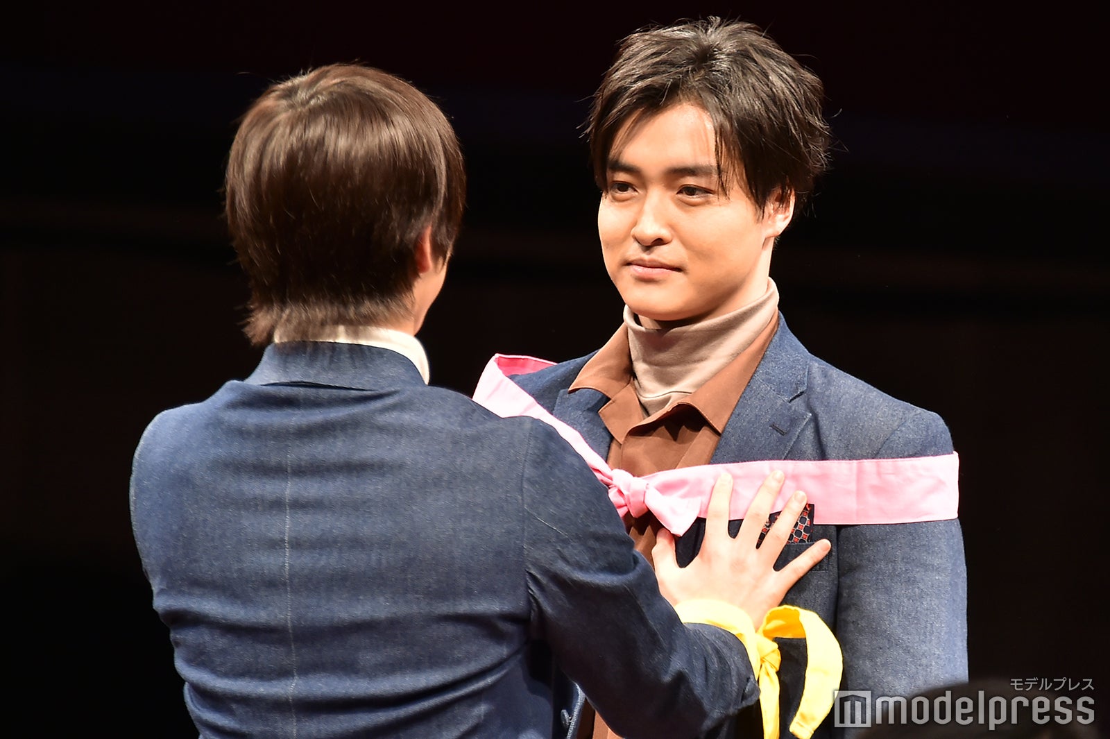 栗山航の胸囲を確かめる奥野壮／男劇団 青山表参道X「ENDLESS REPEATERS —エンドレスリピーターズ—」DVD発売記念イベント （C）モデルプレス
