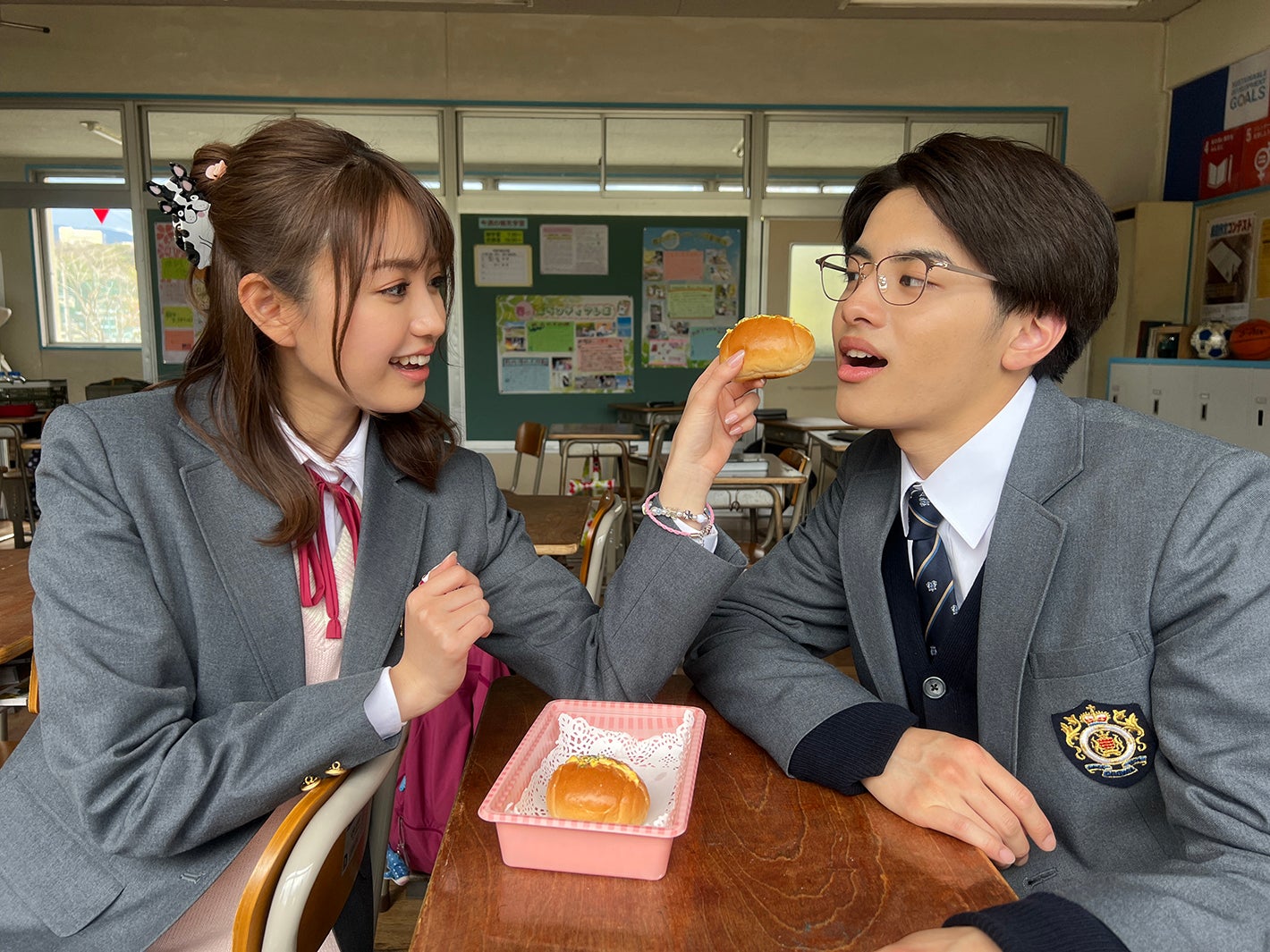 香音、金指一世（C）椎葉ナナ／集英社・NTV・J Storm