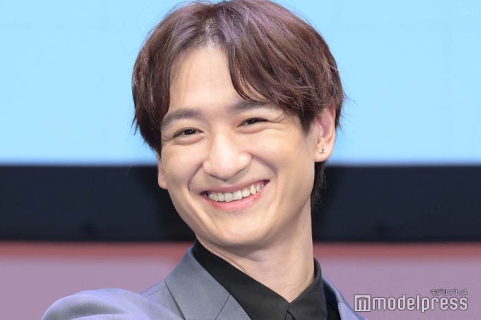 スーツ姿の宮田俊哉(C)モデルプレス