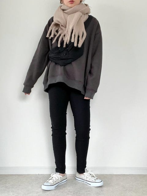 レディース　コーディネート　コーデ　着こなし　トレンド　おしゃれ　お洒落　オシャレ　冬　黒スキニー　スキニー　パンツ　スキニーパンツ　パンツコーデ　黒　ブラック　スウェット　マフラー　スニーカー
