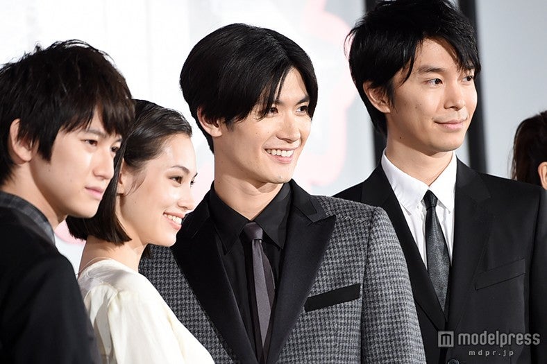 ヴァンサンカン 切り抜き 三浦春馬さん×水原希子 画像3/3) 水原希子＆三浦春馬「進撃の巨人」コンビでW表紙 杏