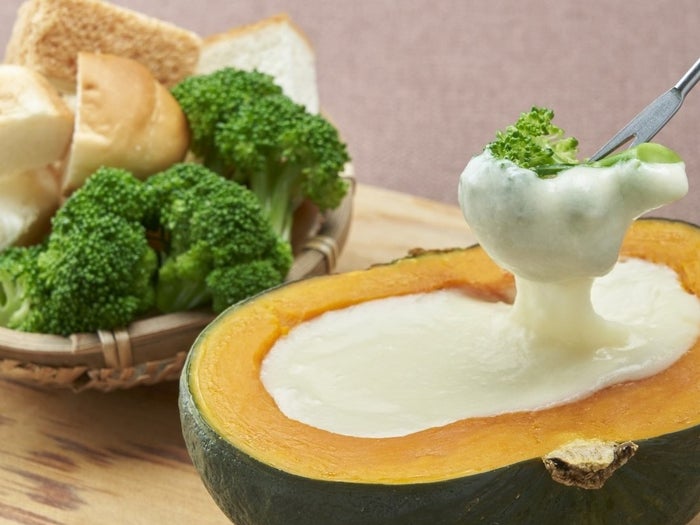 CJ Dining 八百屋 「まるごとかぼちゃのチーズフォンデュ」 （¥900）／画像提供：「まんパク in 万博2018」実行委員会