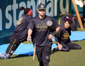 阪神・佐藤輝「光栄」バース氏の祝福に感謝 「短期決戦。1戦目大事かな」三冠王の先輩に感謝のアーチを