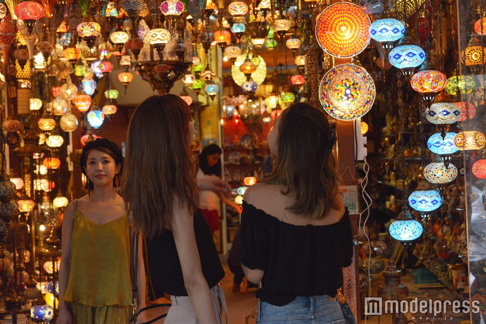 アラブストリートを散策 （C）モデルプレス