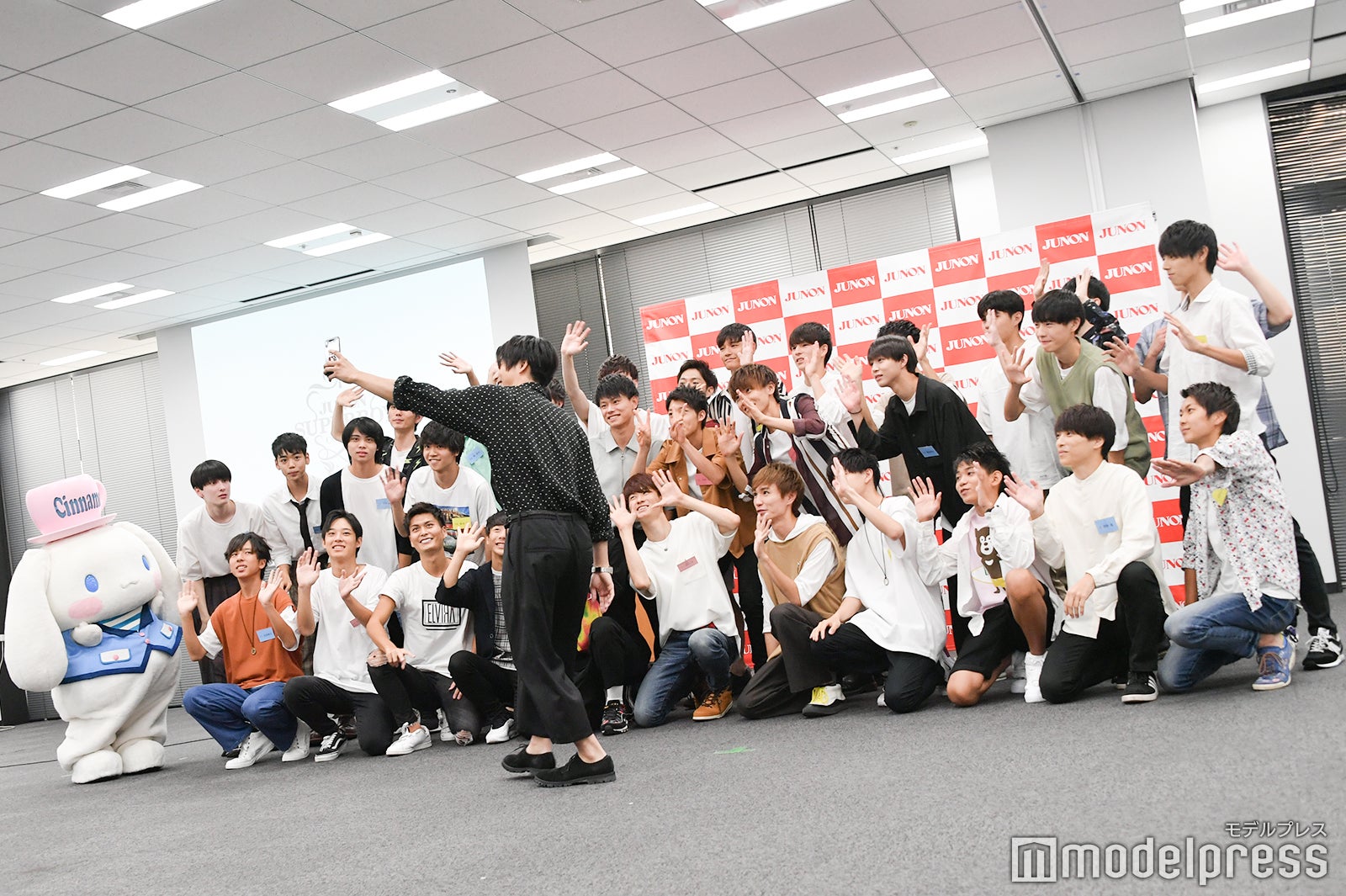 インスタにのせるため候補者と自撮りをする小池徹平 （C）モデルプレス