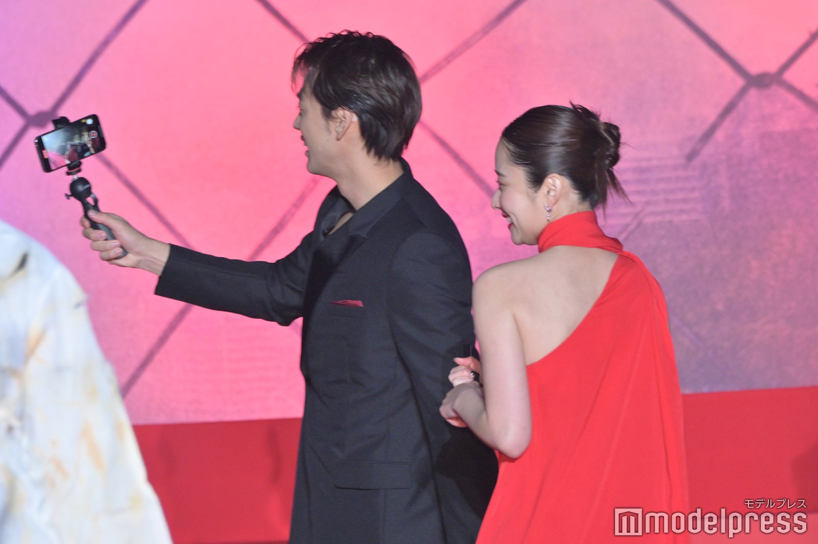 自撮りする竹内涼真、堀田真由（C）モデルプレス