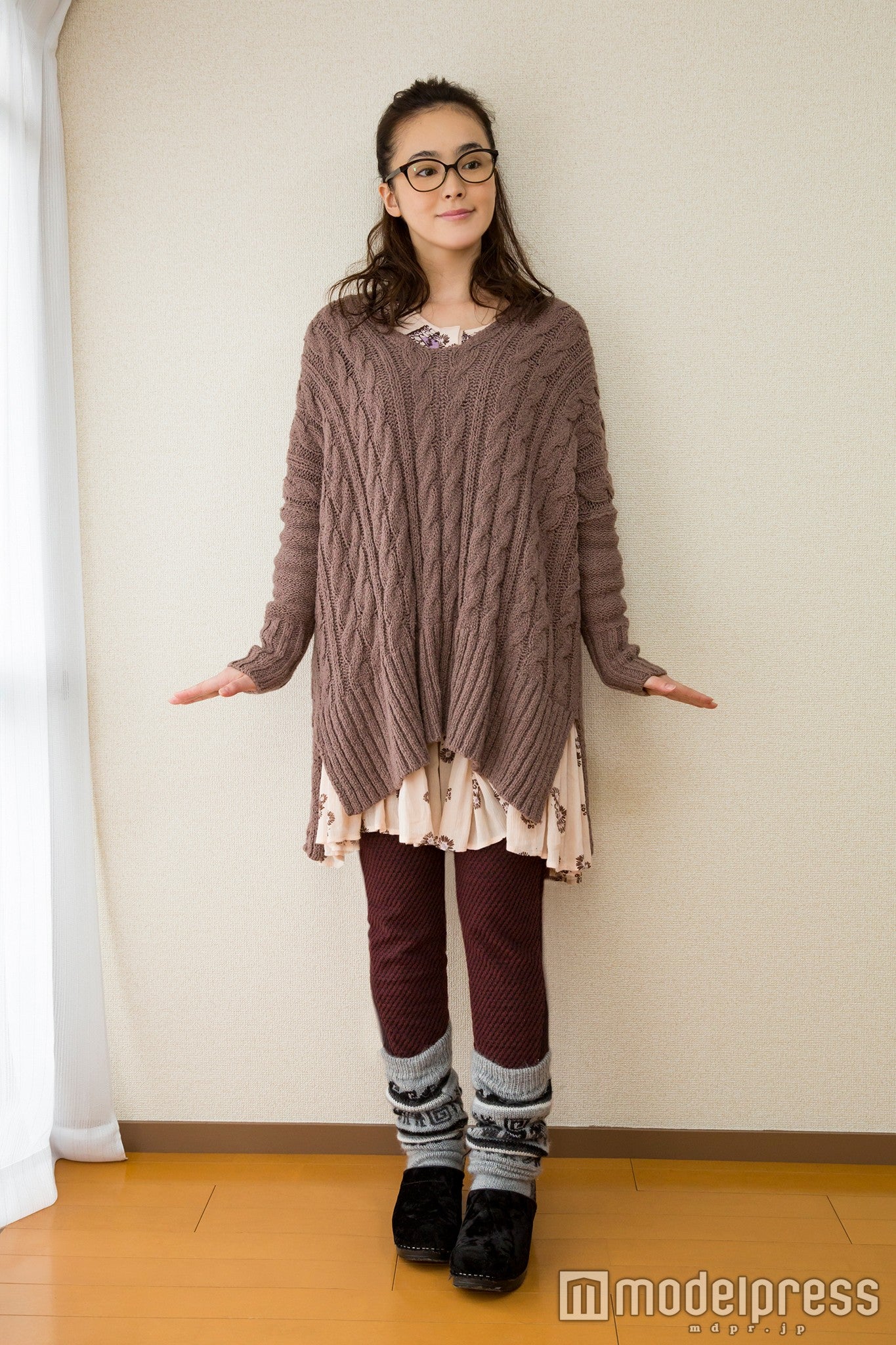 ニットとワンピースのレイヤード（C）峰なゆか／ドラマ「女くどき飯 Season2」製作委員会・MBS