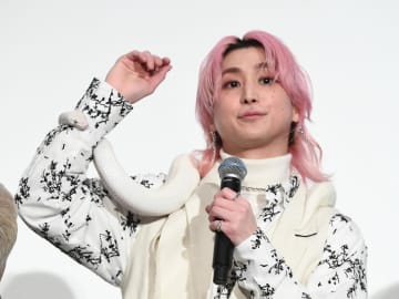 佐久間大介 4年間の変化聞かれ「ラウールの身長がまた伸びた」 本物の白蛇登場、怖じけず首に巻き「かわいいー！」