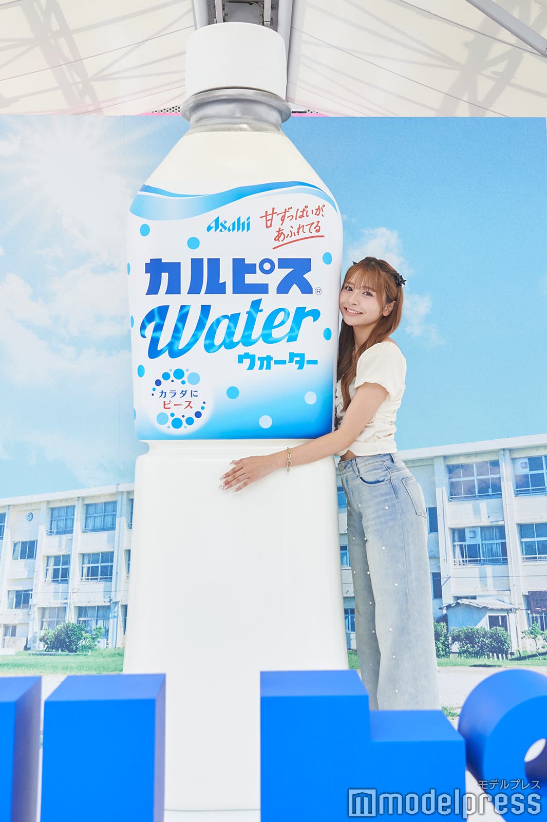 巨大なボトルとパシャリ(C)モデルプレス
