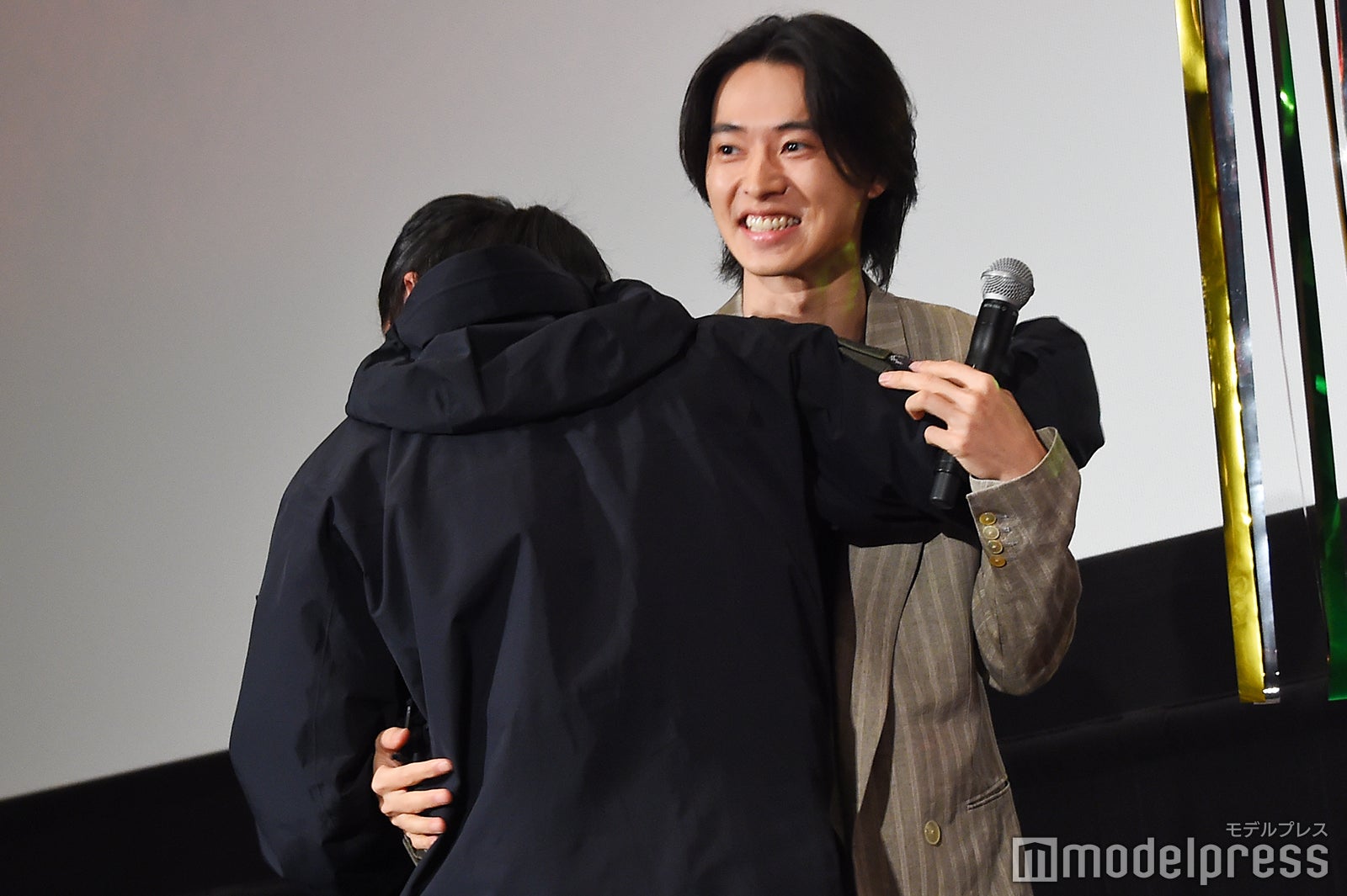 ハグをする坂口拓、山崎賢人（C）モデルプレス