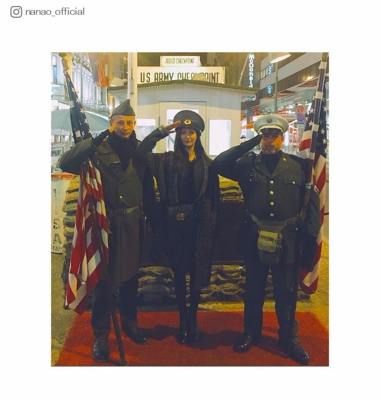チェックポイント・チャーリーでの記念ショット（中央）菜々緒／菜々緒Instagram