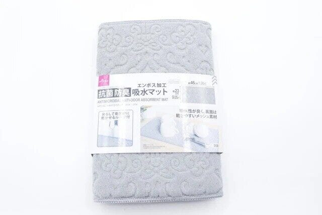 ダイソーの抗菌防臭エンボス加工吸水マット（46cm×23cm）のパッケージ