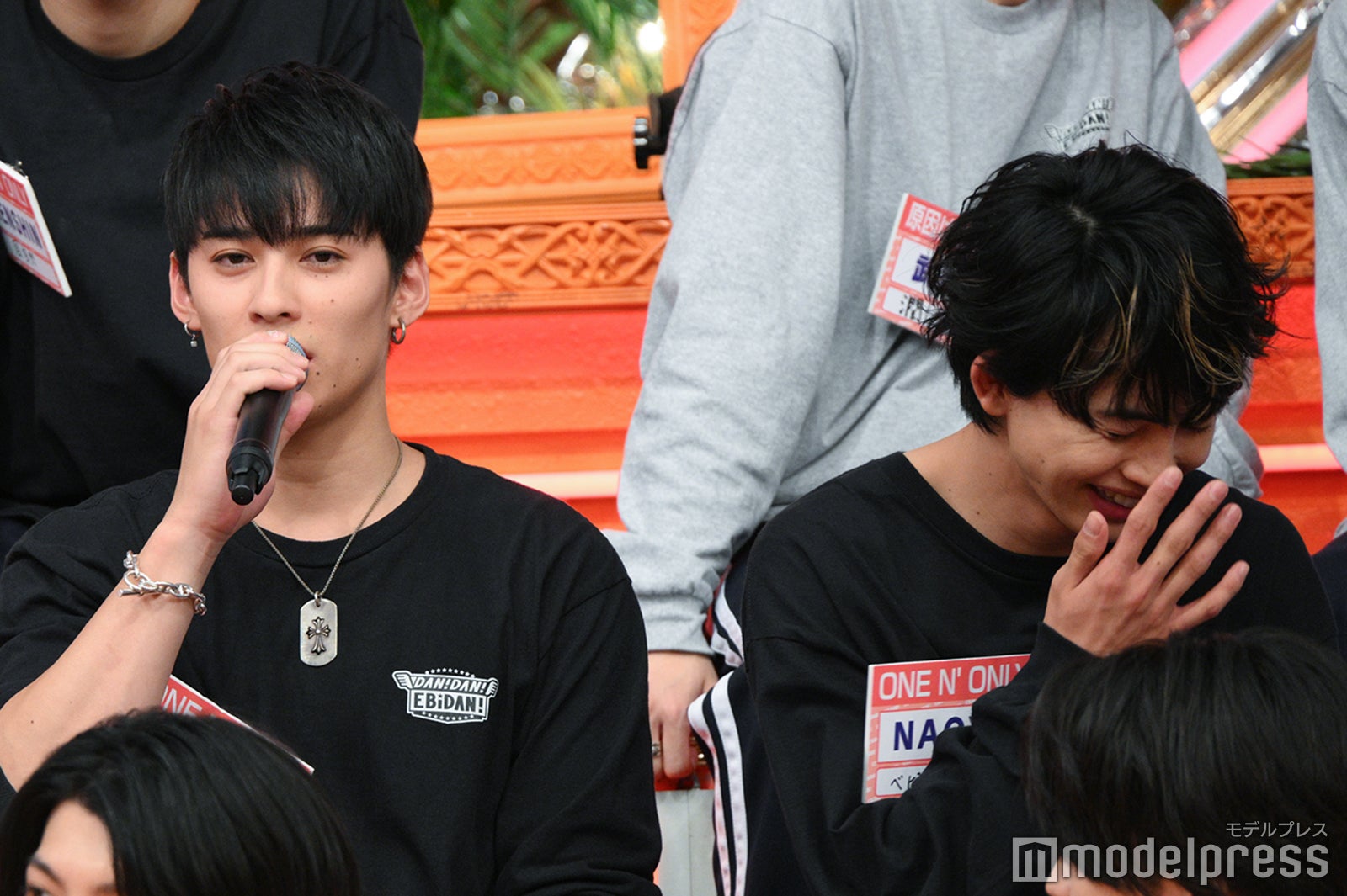 腕相撲がしたいTETTAの発言に笑うNAOYA（C）モデルプレス