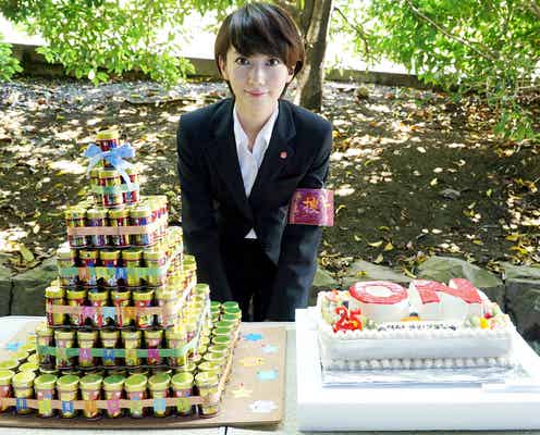 波瑠、バースデーサプライズに感激 “7段タワー”のプレゼントは「初めて見ました」