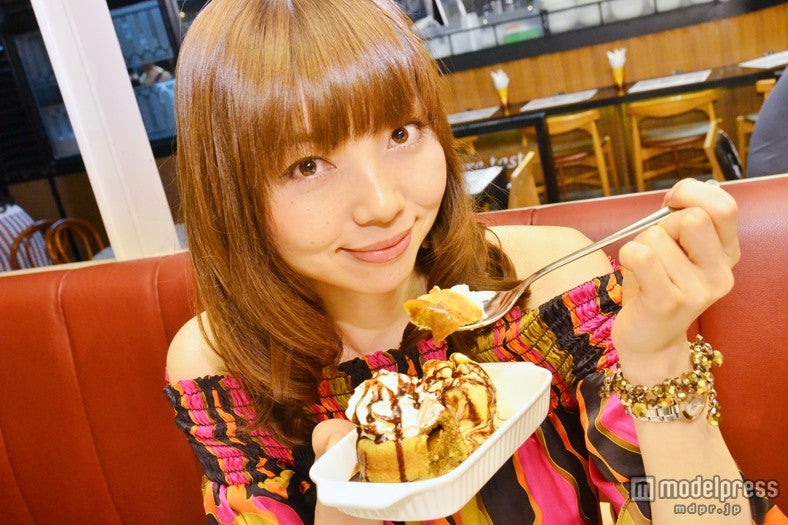 ミルクティー味の「Thai Tea Love with Vanilla icecream」／モデル：富田千穂