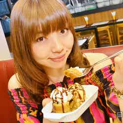 ミルクティー味の「Thai Tea Love with Vanilla icecream」／モデル：富田千穂