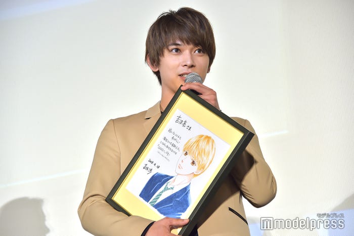 サプライズでイラストを受け取った吉沢亮 (C)モデルプレス