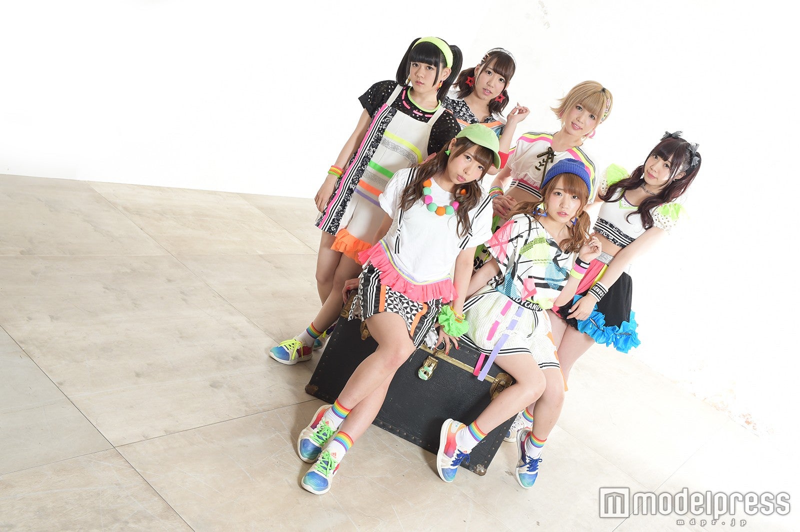 妄想キャリブレーション／（後列左から）星野にぁ、双葉苗、胡桃沢まひる、桜野羽咲、（前列左から）水城夢子、雨宮伊織（C）モデルプレス