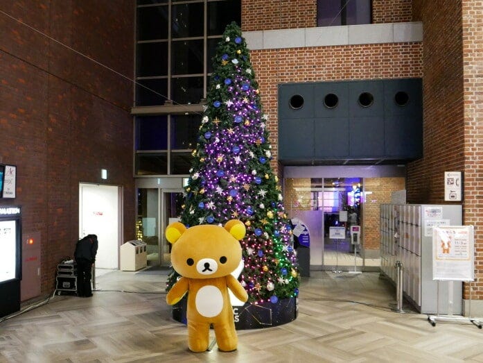 横浜ワールドポーターズ初となる屋内巨大ツリーの点灯式にはリラックマが来場(2022年11月3日撮影)