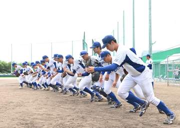 高代延博さんの追悼試合開催 長女が万感の始球式「ぐっとこらえて。父は病気でしんどくても泣かなかったから」生前に指揮を執った大経大と母校・法大が対戦