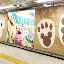 渋谷駅の駅構内に出現した「ダッフィー」の巨大壁面広告ポスター