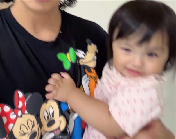 アレクサンダー、次女・グーちゃん抱っこで体の悩み「腰に来ます」「痛み止め必需品」