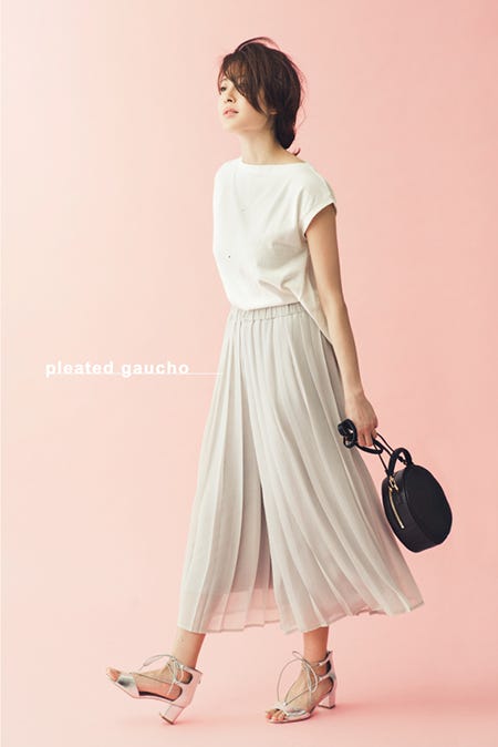 TOPS ¥5,900、PANTS ¥5,900、SANDAL ¥8,900、BAG(COMING SOON) NECKLACE ¥2,000/apart by lowrys(C)TOPLOG