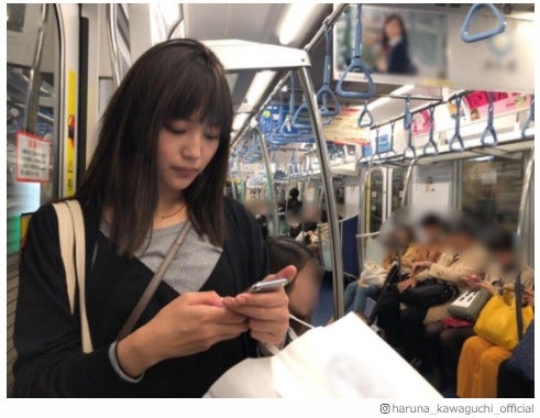 川口春奈、変装なしの“電車通勤”ショットに驚きの声「遭遇したい」
