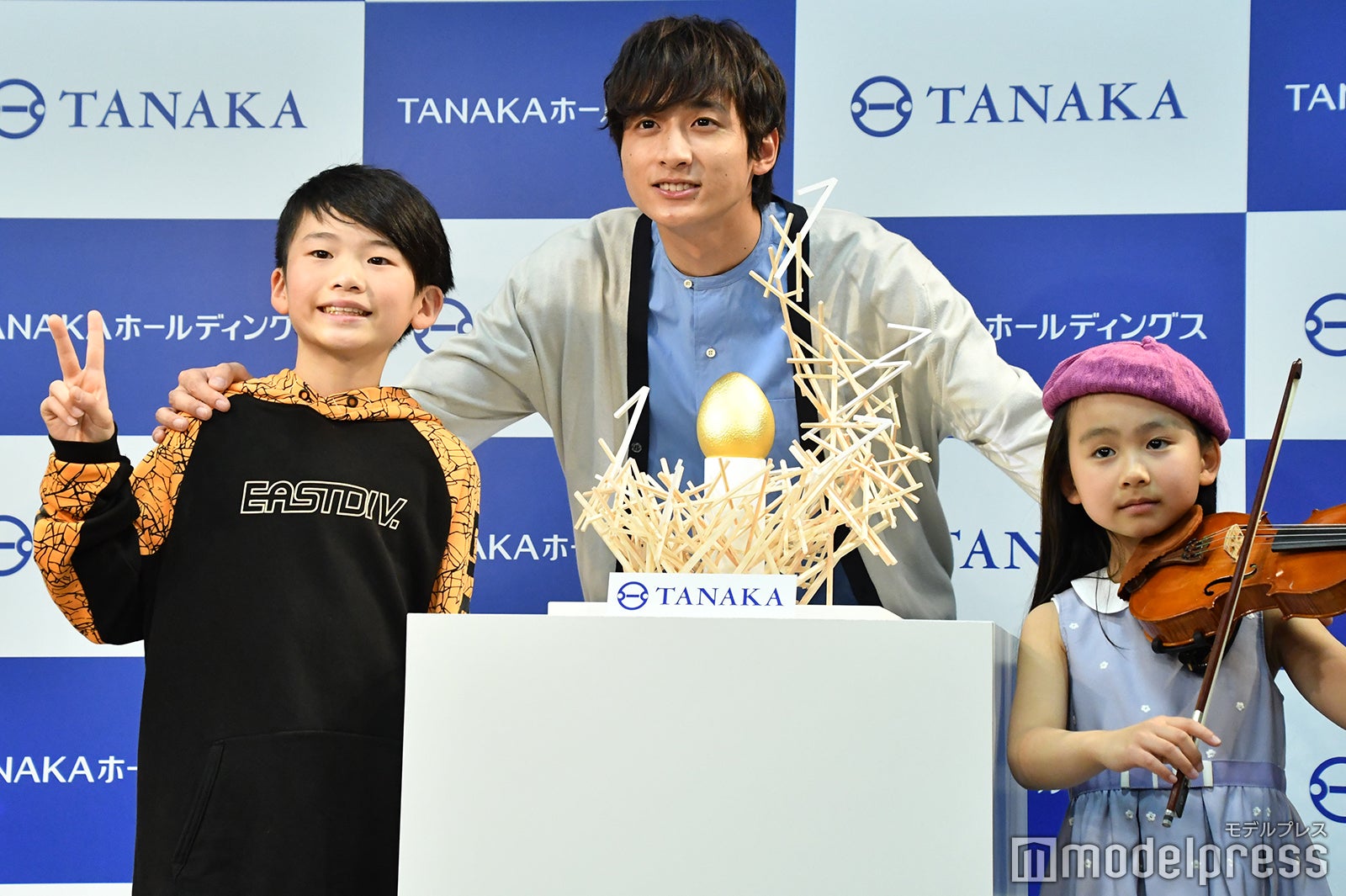 小関裕太（中央） （C）モデルプレス