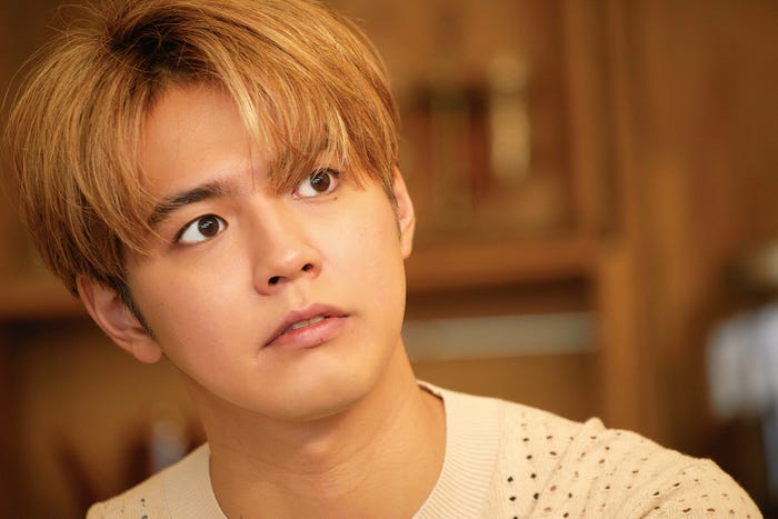 片寄涼太「ラウンドトリップ 往復書簡」より/カメラマン:岩澤高雄(The VOICE MANAGEMENT)、スタイリスト:吉田宗平(SIGNO)、ヘアメイク:石上三四郎(画像提供:新潮社)