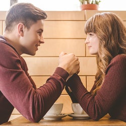 会いたくても会えない、でも仲良しなカップルたちの共通点
