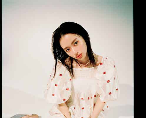 山本舞香、ニューレトロスタイルでほっそり美脚輝く