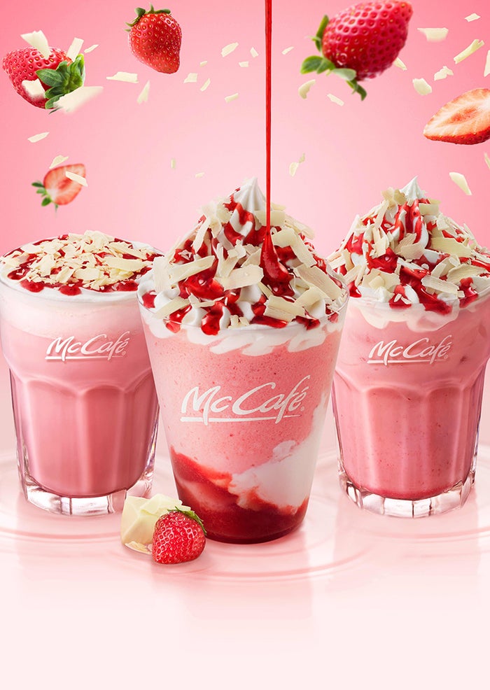 （左から）「ホワイトチョコストロベリーラテ」、「ホワイトチョコストロベリースムージー」、「アイスホワイトチョコストロベリーラテ」／画像提供：日本マクドナルド株式会社